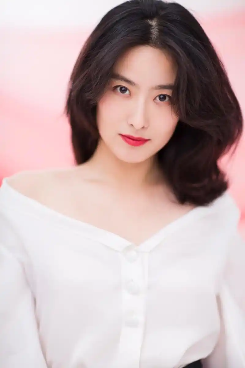 美女演员徐百慧迷人写真美照欣赏