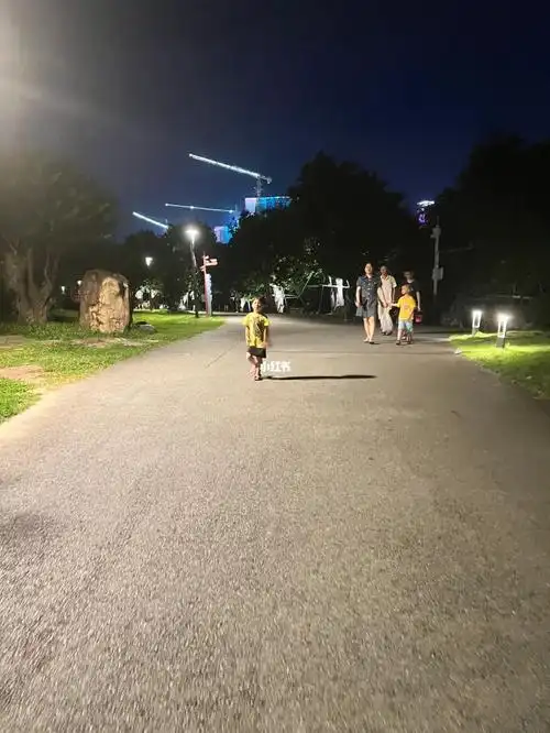 夏天晚上一起散步吧