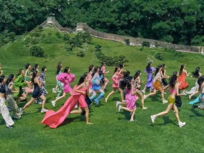 湾区国际模特大赛#大方灵动的锦绣少女,着纯白色连衣泳装,自在休碛谮