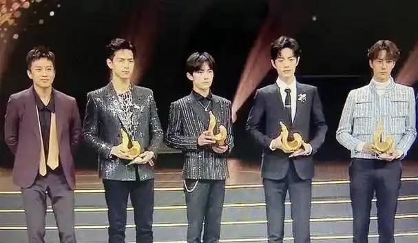 却和蔡徐坤相差一个头,网友:看着像郭敬明_身高_邓超_王一博