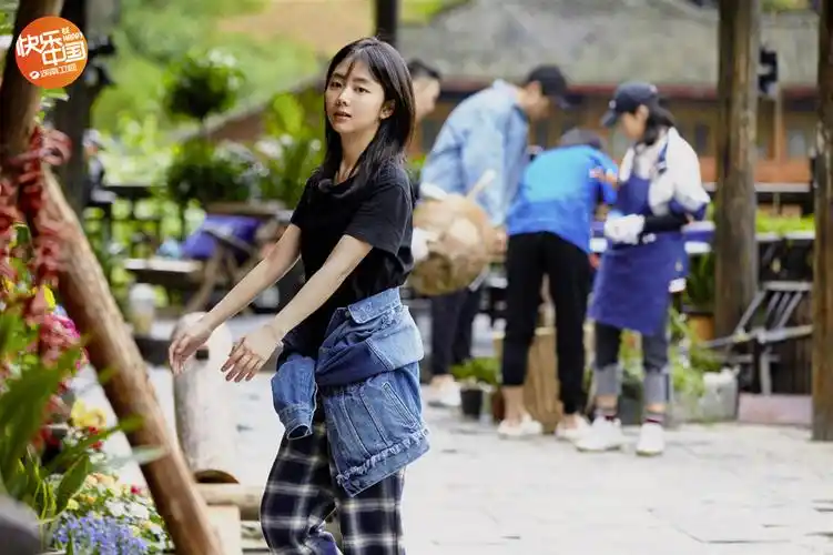 向往的生活谭松韵希望妈妈做自己女儿鹿晗徒手捞鱼一抓一个准