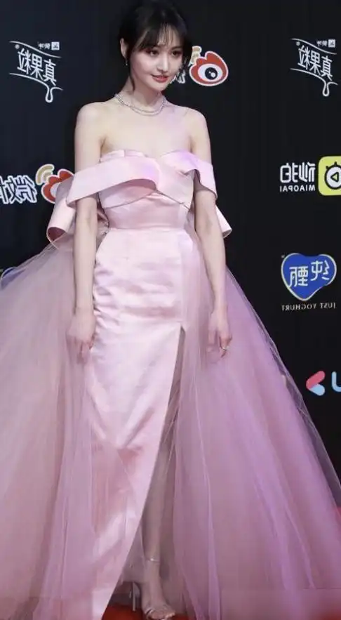 身穿粉色长裙亮相,裙装溜肩设计一字肩领小秀身材曲线,郑爽身姿灵动