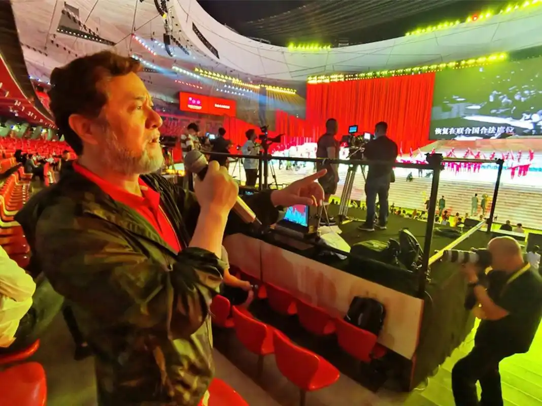 电影拍摄现场 受访者提供演出彩蛋:总导演吹的口琴您发现了吗?