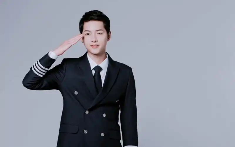 国民老公宋仲基机长制服写真桌面壁纸