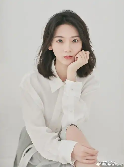 25岁陈瑶只是剪了一款波波头发型,身穿格子西服套装,个性十足