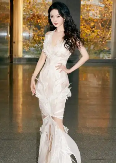 杨幂时尚芭莎设计大赏照片曝光,身穿白色鱼尾礼服,气质优雅!