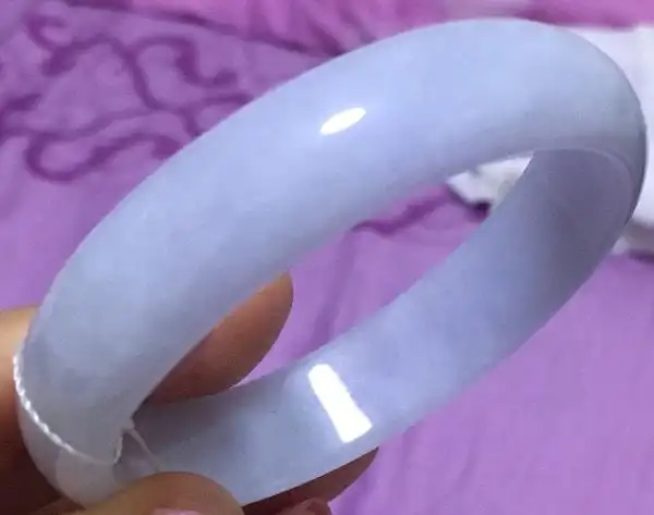 买了个a货翡翠贵妃手镯,淡紫色加淡绿色,各位大师帮我看下这个成色