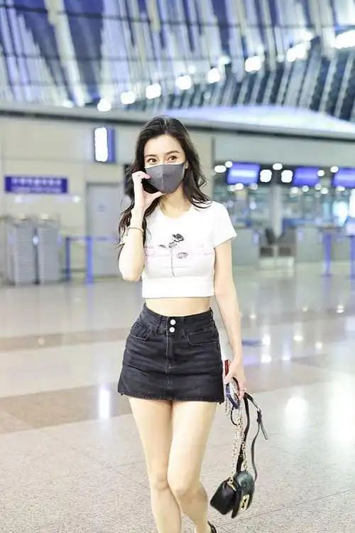 angelababy机场秀腰腿 网友:巴黎时装周等你