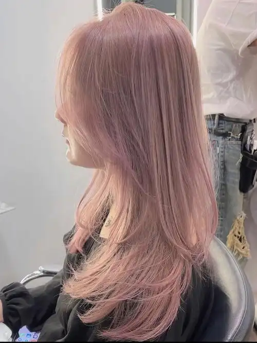 头发玫瑰粉色中带一点杏色提气色超显白染完了之后根本就是行走的花朵