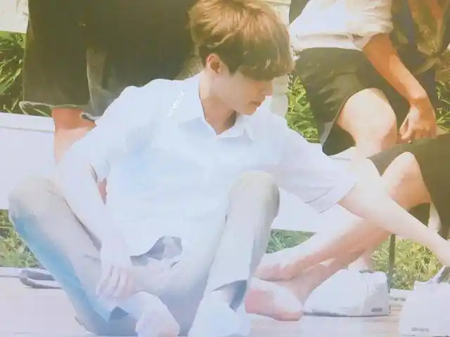 张艺兴落水照曝光,黄头发白衬衫在阳光照射下