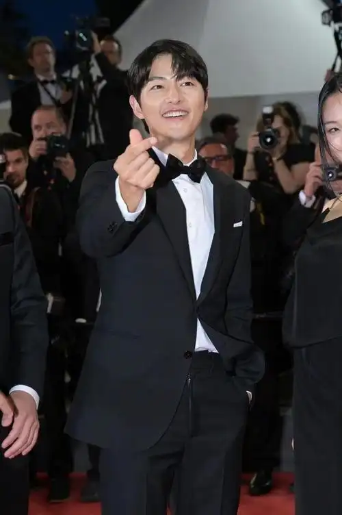 宋仲基戛纳首亮相太帅啦穿黑色西装好显嫩重回颜值巅峰时期