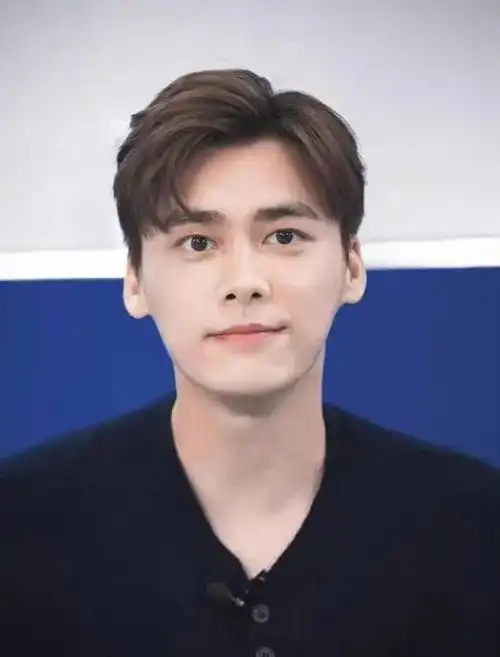 李易峰近照曝光,和友人踢足球,留中分发型露出大脑门,变丑了