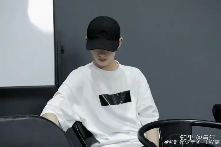谁有丁程鑫戴帽子很英气很帅的图片? - 知乎