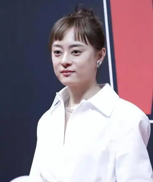 42岁孙俪长发造型美翻众人!告别短裤,微商头,一身长裙尽显温柔