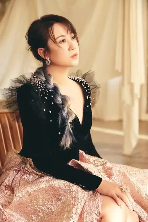 终于等到马丽长发及腰了##马丽银紫挑染麻花辫