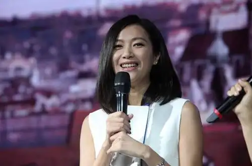 徐静蕾出席活动,当看到她的裙摆后,网友:注意看"膝脖盖"!