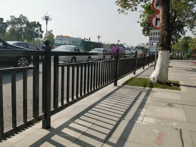 中护围栏人行道防护栏杆全新市政人行道黑色镀锌栏杆参数