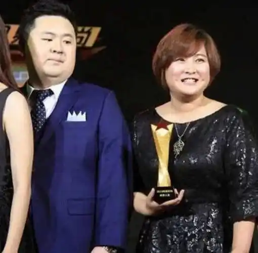 贾玲不再隐瞒,曝出结婚六年老公的真正身份,这颜值谁敢晒啊?