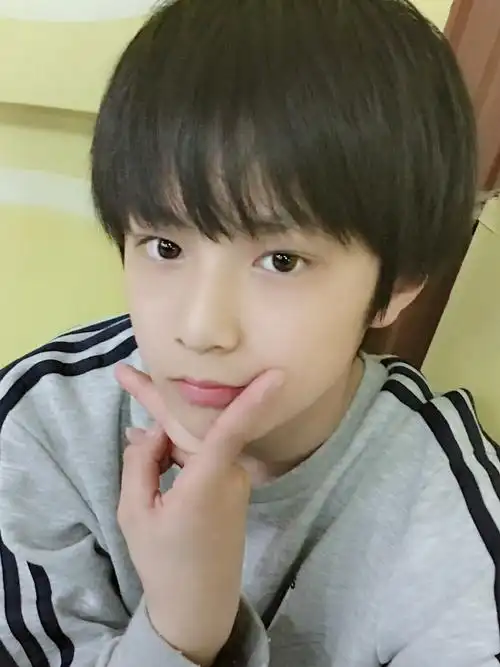 刘耀文比耶怼脸自拍