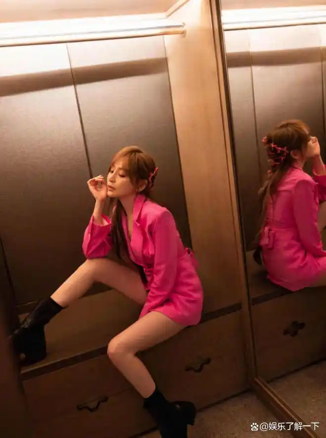 王心凌粉西装搭短靴气场全开 齐腰长卷发女人味十足