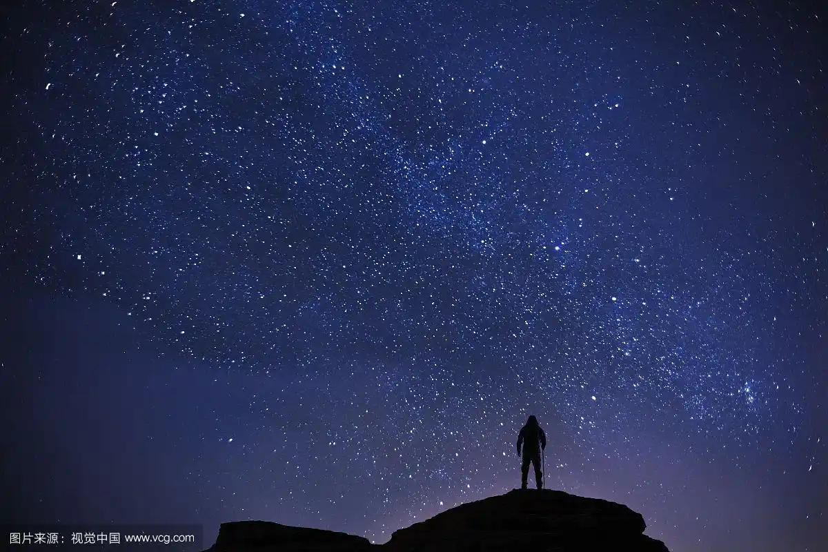 一个男人站在星空下