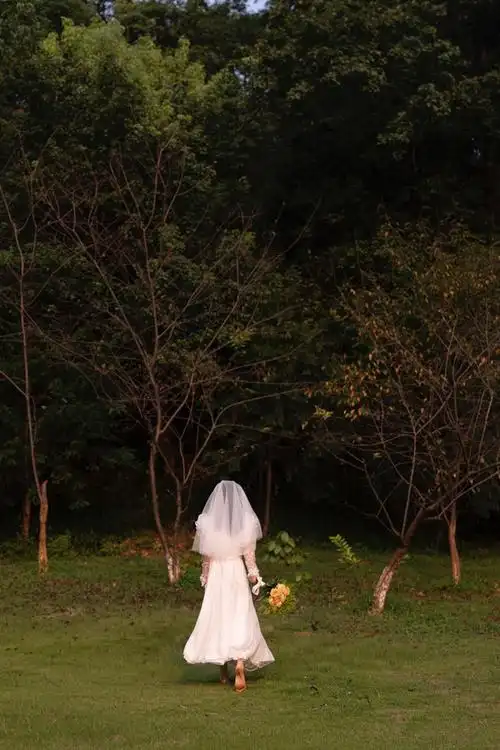 哈哈哈想起我去年拍了一张婚纱照,突然也觉得好浪漫我是勇敢孤独的小