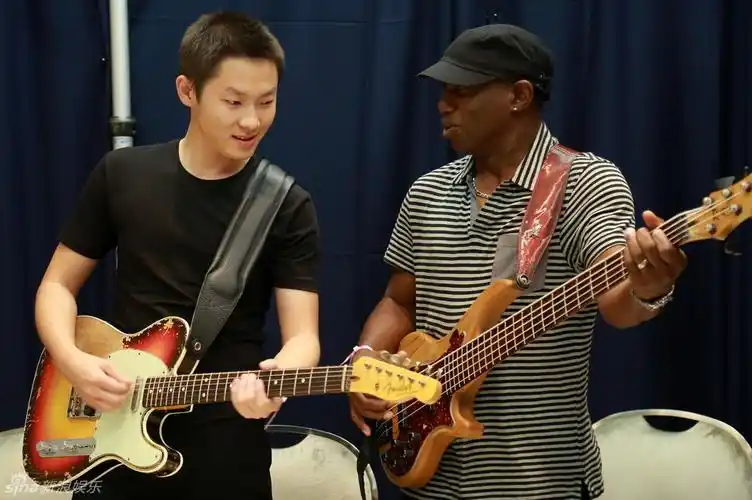 梁博在与乐队成员即兴弹唱,分享音乐.