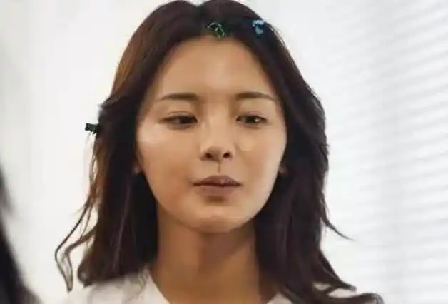 杨超越素颜上节目,录制现场还当众脱鞋,是性格豪放还是太随意