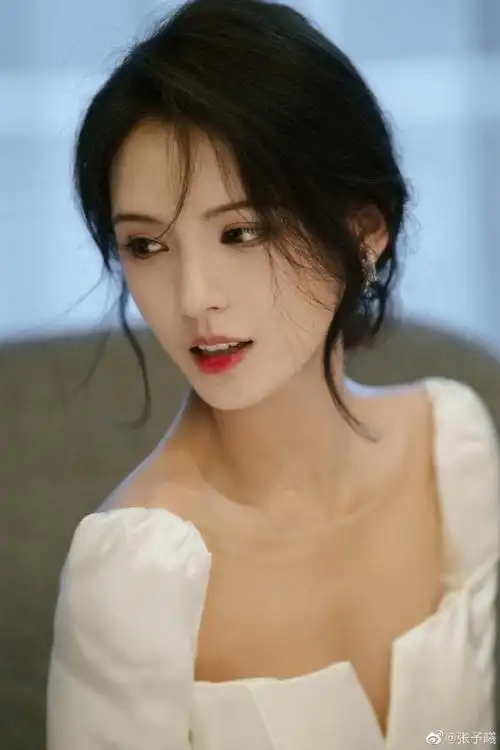 张予曦穿方领白裙优雅似公主 笑容灿烂甜美