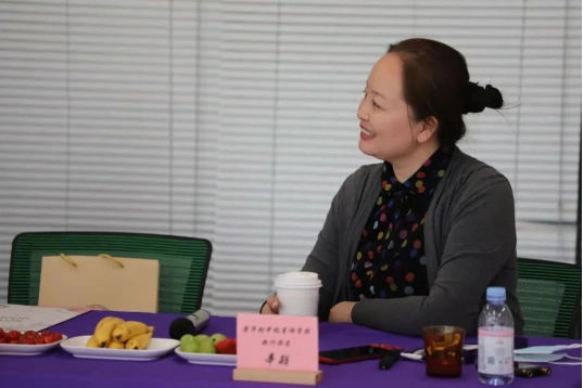 在清华附中稻香湖学校校长辛颖的陪同下,交流团一行参观了稻香湖学校