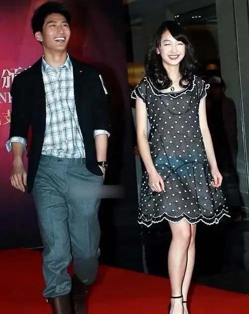 不知道是材质太薄,还是闪光灯太亮,蓝色内裤瞬间吸引了所有人的目光