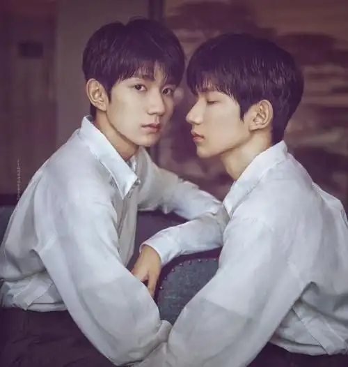 王源cp情侣图照来袭 酷帅十足的双生源哥