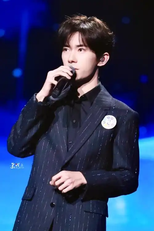 辞星海##易烊千玺于适同框照##易烊千玺不辞星海舞台#  很帅的大明星!