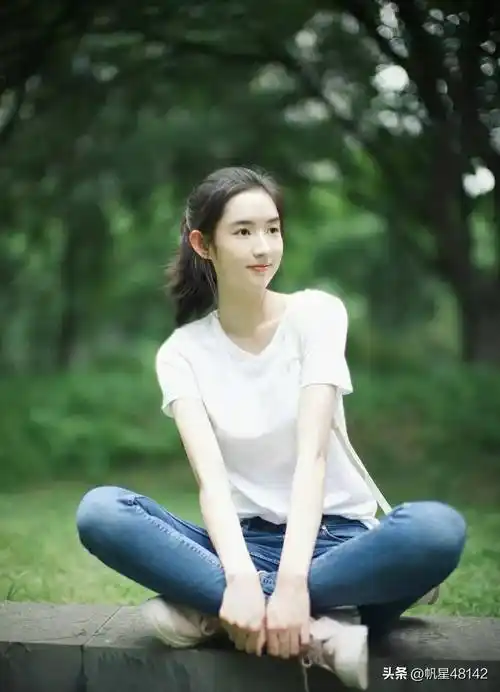 王玉雯:活泼开朗的女孩,拥有一双明媚的大眼睛,眼神很有灵气