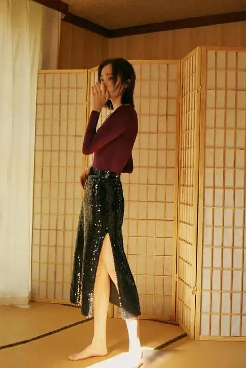 胡冰卿懒理绯闻穿酒红色上衣配开叉亮片裙躺地上美腿更撩人了