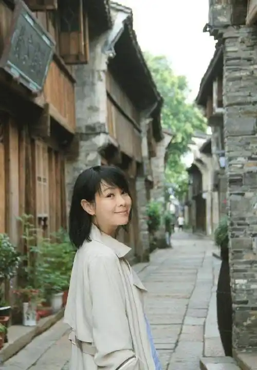 49岁刘若英真不一样了,只是剪款短发至少减龄15岁,未修图更惊艳_气质