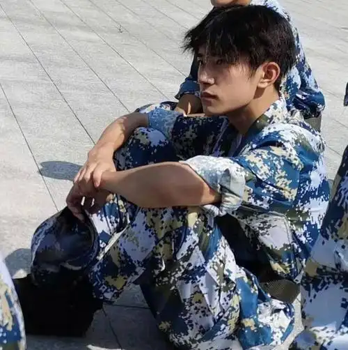【八卦】原创易烊千玺军训照曝光,身穿迷彩服英朗帅气,高人气被同学