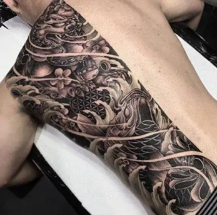 传统的男性半背纹身图案