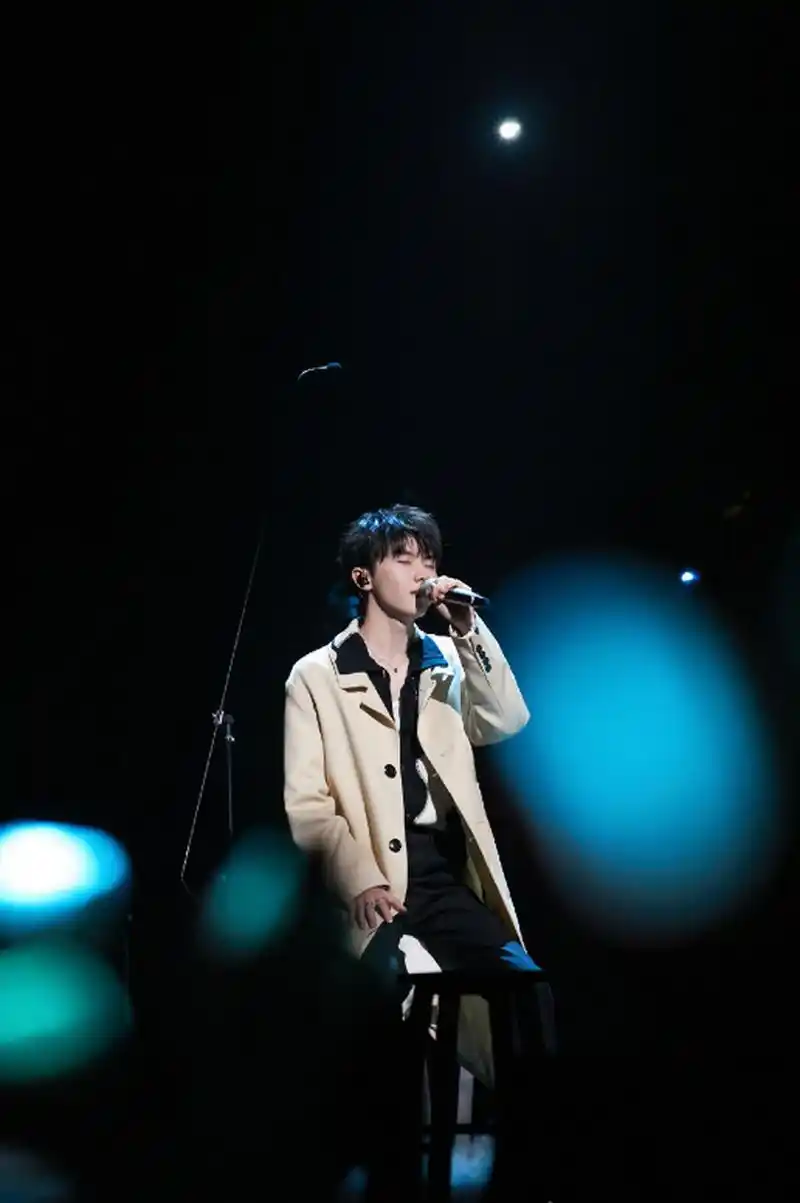 马嘉祺声生不息米色大衣造型##马嘉祺声生不息大衣造型舞台照