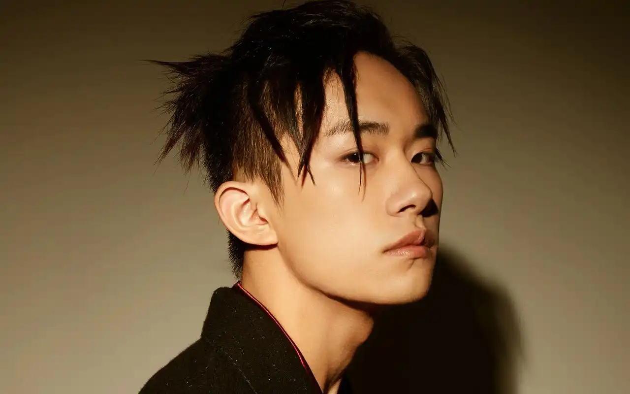 首页 桌面壁纸 大陆明星 易烊千玺个性solo帅气写真高清壁纸1920_1200