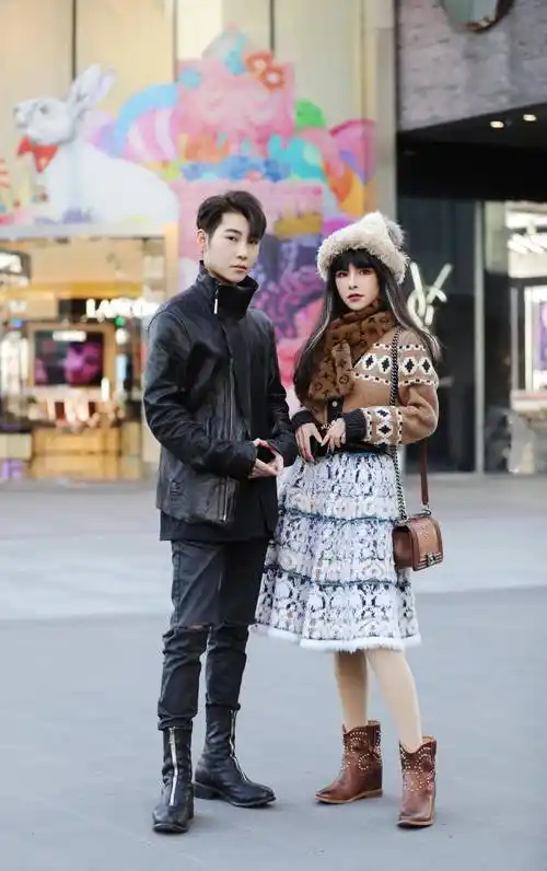 看街拍 识包包:9组情侣逛街选了什么包?你认识哪些?_女孩_经典_配饰