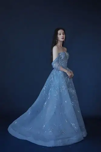 1905电影网讯5月7日,刘亦菲出席活动并晒出礼服美照.