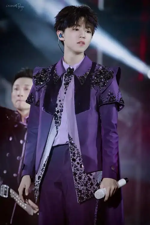 紫色的王俊凯遗世而独立