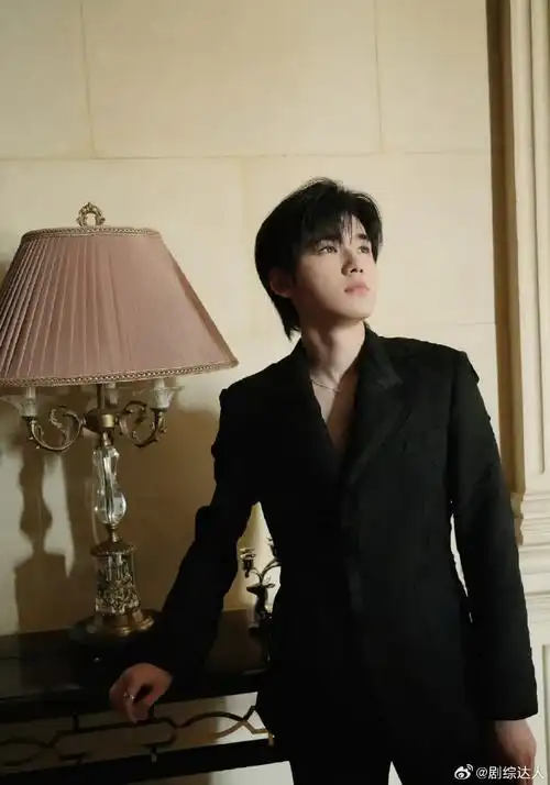 宋亚轩发了新鲜wink混搭库存的黑西装宋亚轩vs白t宋亚轩你更喜欢哪个