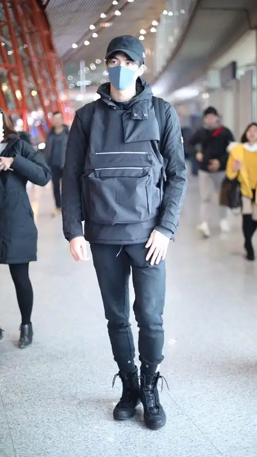 宋威龙穿黑色休闲装口罩遮面难掩帅气 获迷妹跟拍笑容可爱帅气