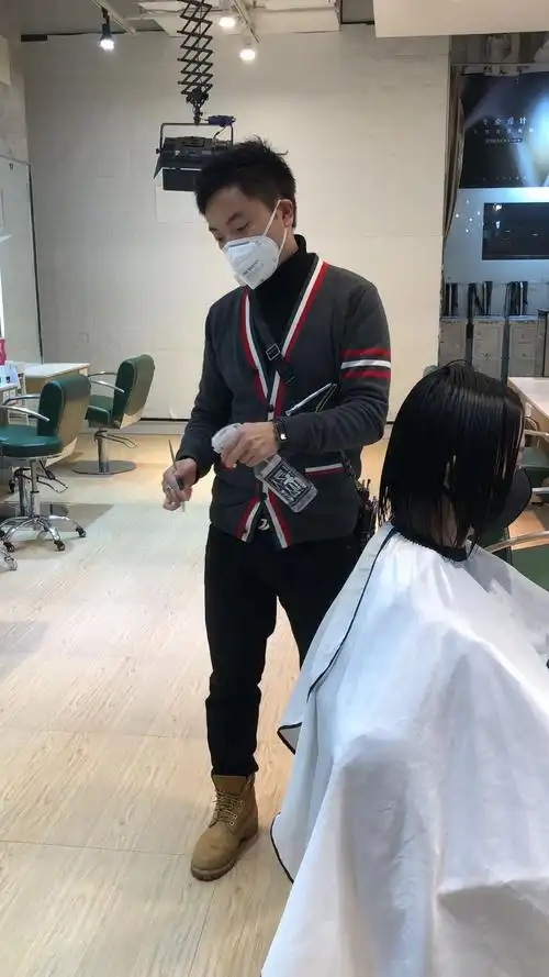 剪头发全程戴口罩tony老师很安静这个二月二理发店大不同