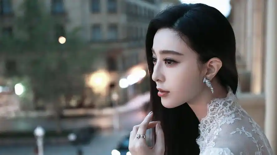 范冰冰性格豪爽,乐观开朗,被戏称为"范爷".