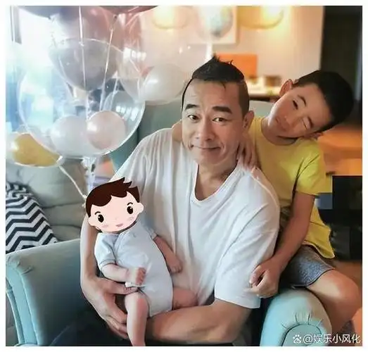 陈小春晒一家四口合影!小小春已长成小正太,二胎性别傻傻分不清