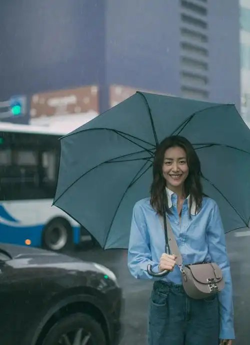 刘雯,轻松舒服的雨天街拍