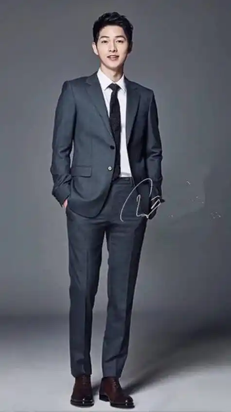 宋仲基婚后罕见亮相 ,丝绒西装帅出天际, 重拾迷人笑容_衬衫_男人